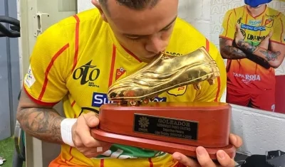 Leo Castro con el 'Botín de Oro' logrado en la Liga 2022.