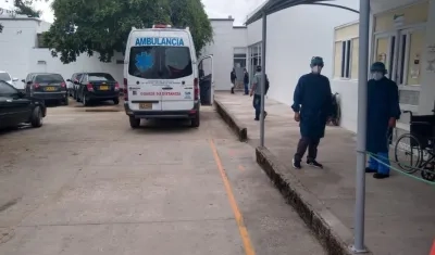 El hombre ultimado en Soledad fue trasladado a la Clínica Adela de Char.