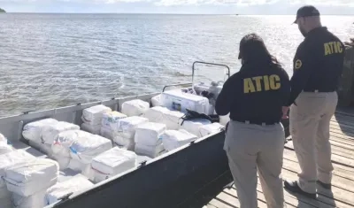 Personal de la Fuerza Naval de Honduras con el cargamento de cocaína.