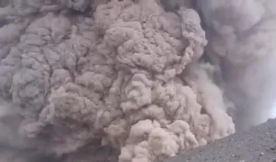 El momento de la erupción captada a pocos metros del volcán Láscar,