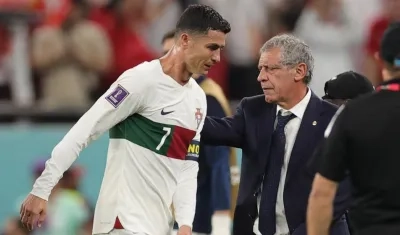 Fernando Santos es cuestionado por dejar en el banco a Cristiano Ronaldo.