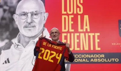 De la Fuente sustituye en el cargo a Luis Enrique. Firmó hasta 2024.