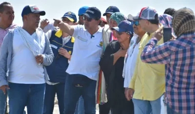 El director de la UNGRD, Javier Pava, en la zona de La Mojana.