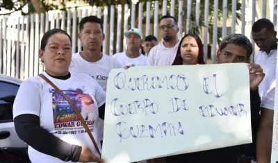 La familia de Edwar Guzmán Gómez en la puerta de Medicina Legal.