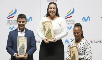 Sara López (centro), acompañada del patinador artístico Brayan Carreño y la futbolista Linda Caicedo.