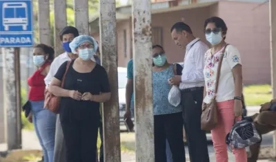 Los usuarios de transporte público están obligados a usar el tapabocas.