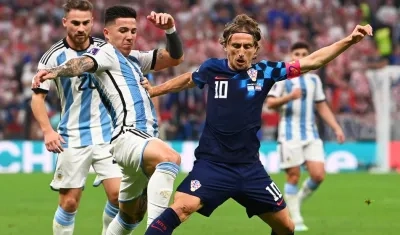 Luka Modric intenta superar la marca de Enzo Fernández. 