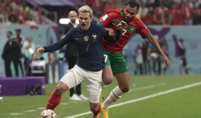 Antoine Griezmann intenta escapar de la marca de Hakim Ziyech.