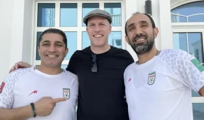 Grant Wahl, en el Mundial con dos aficionados iraníes.