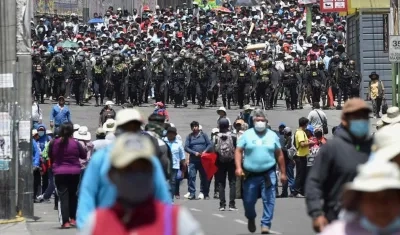 Policías vigilan hoy una manifestación en Arequipa (Perú).