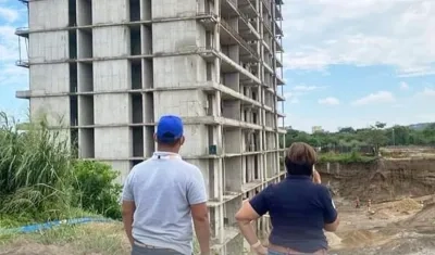 Funcionarios de la Procuraduría visitando House Caujaral