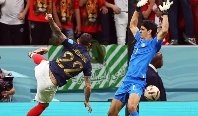 Theo Hernandez anotó el primer gol de Francia a la salida del portero Yassine Bounou.