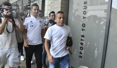 Vladimir Hernández a su llegada al lugar en donde se realizaron los exámenes médicos.