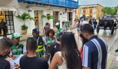 Entidades distritales como el DATT están guiando a ciudadanía sobre la peatonalización.