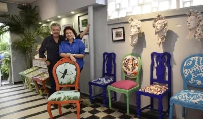 Joaquín Botero y Carla Celia, de J&C Gallery, con algunas de las piezas del show room 'Arte con sentido'.