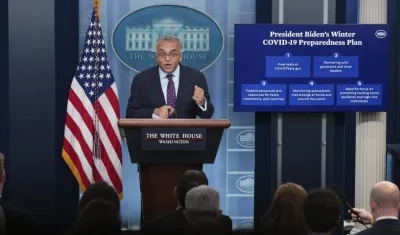 El coordinador de respuesta a la pandemia del Gobierno de EE.UU., Ashish Jha, habla durante una rueda de prensa en la Casa Blanca este jueves.