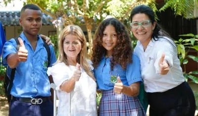 La Gobernadora Elsa Noguera junto a un grupo de estudiantes.