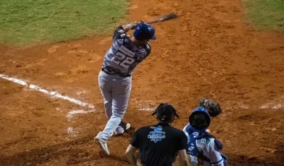 Mauricio Ramos, de Caimanes, conectó dos hits y empujó una carrera.
