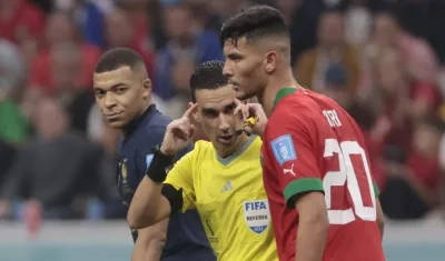 El árbitro mexicano César Ramos durante el partido Francia vs. Marruecos.