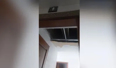 Techo colapsado del baño de mujeres. 