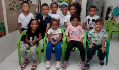 Aracelly Tejada, madre comunitario del barrio La Chinita, con algunos de los niños que atiende.