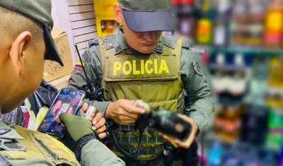 Policía en control de licor vendido en el comercio