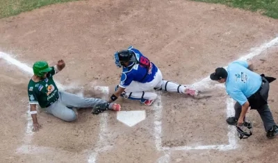 Samir Caraballo es puesto out en el home por el receptor Carlos Martínez. 