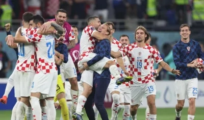 Los jugadores de Croacia celebran después de ganar el partido de fútbol por el tercer lugar de la Copa Mundial de la FIFA 2022 