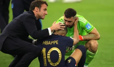 Macron consuela a Mbappé junto al 'Dibu' Martínez.