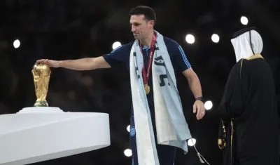 Lionel Scaloni acaricia la Copa del Mundo.