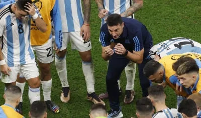 Lionel Scaloni con sus jugadores antes de arrancar la prórroga.