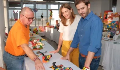 María Teresa Fernanez, secretaria de Cultura, y Alfredo Carbonell, gerente de Desarrollo Social con uno de los expositores de BAQ AND ART.