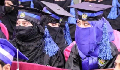 Jóvenes afganas en ceremonia de graduación.