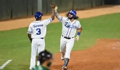 Jorge Alfaro rumbo al plato tras batear su jonrón ante Estrellas Orientales.