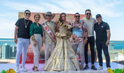 Reyes del Carnaval 2023 y su gerente, junto los artistas.