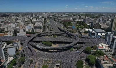 La gente se volcó a las calles para aclamar a sus héroes.