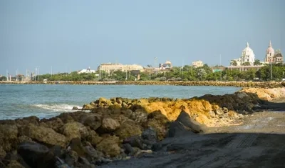 Así quedó la nueva playa de Cartagena entre el monumento Unión de los Océanos y la curva de Santo Domingo.