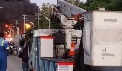Operadores de Air-e en el lugar del incendio. 