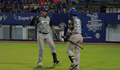 Mauricio Ramos bateó jonrón y lo celebra con Dilson Herrera.