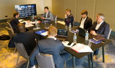 Agentes de futbolistas en reunión con la FIFA. 