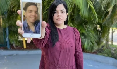 La inmigrante venezolana Carolina Esparza muestra una foto de su hijo Ricardo Villasmil, de 22 años.