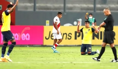 Jugadores de Ecuador celebrando al final del partido.