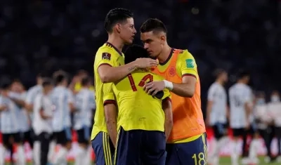 James Rodríguez y Rafael Santos Borre consuelan a Luis Díaz. 