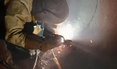 Equipo de la Triple A reparando un daño.