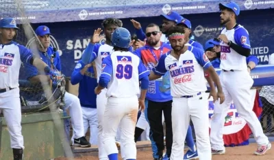 Peloteros de Caimanes celebran una de las carreras. 