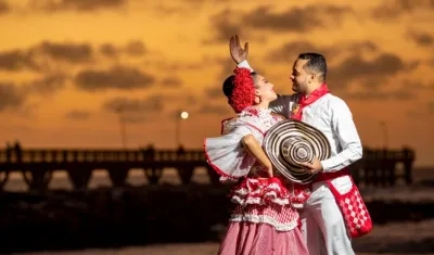 Una pareja de cumbiamberos en el muelle de Puerto Colombia.