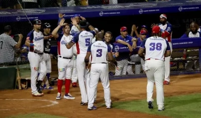 Peloteros de Gigantes celebran hoy una anotación, durante un juego por la Serie del Caribe 2022 frente a los Charros de Jalisco de México.