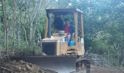Maquinaria trabajando en la Sierra Nevada.