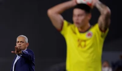 Reinaldo Rueda mira desde lejos a un desenfocado James Rodríguez. 