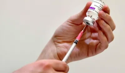 Una enfermera prepara una vacuna contra el Covid-19.